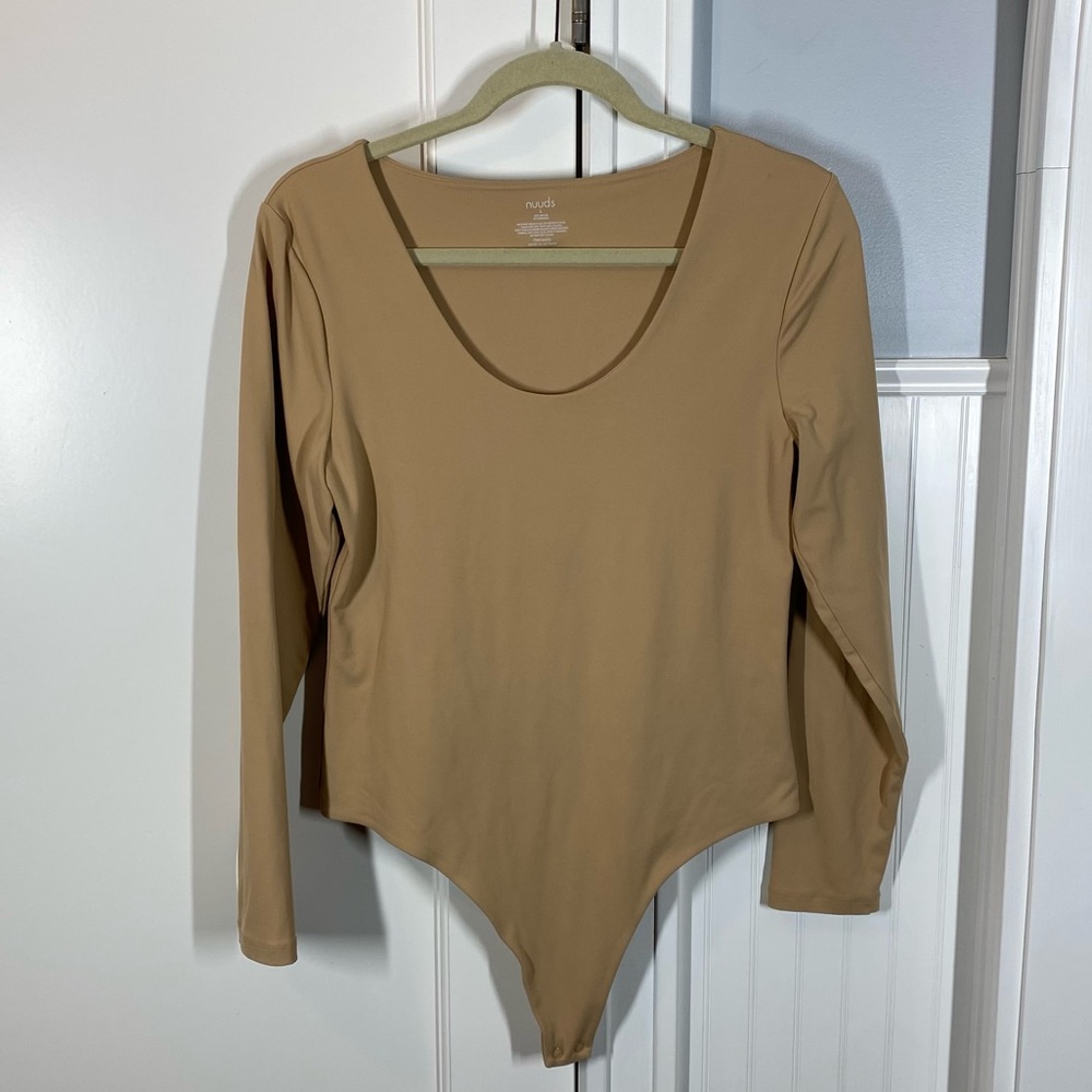 Nuuds Long‎ Sleeve Scoop Neck Bodysuit beige tan size Large basics neutral